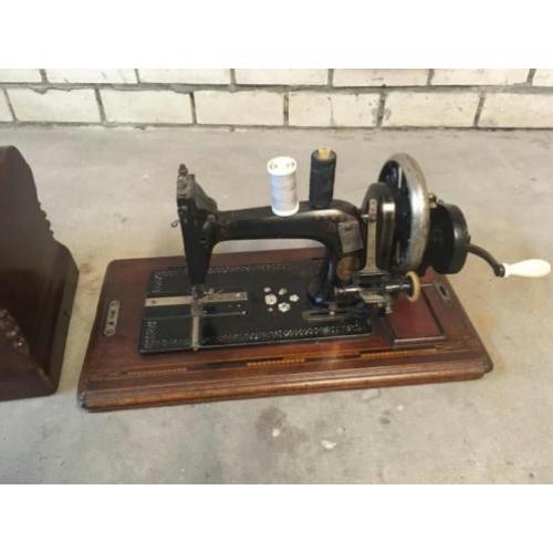 Antieke handnaaimachine