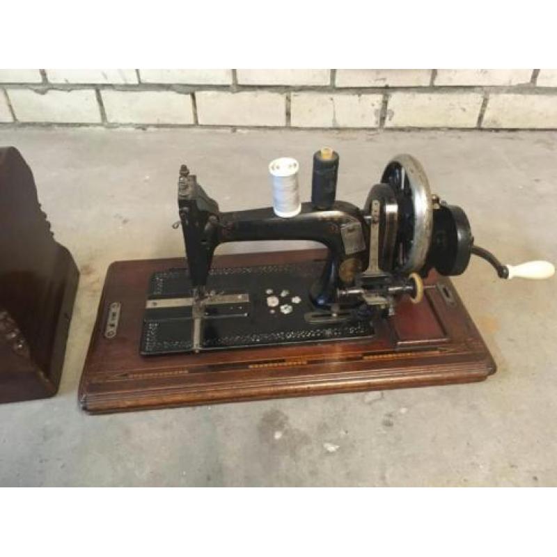 Antieke handnaaimachine