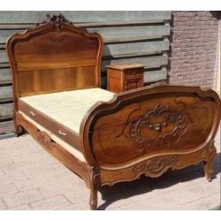 Antiek bed met nachtkastje