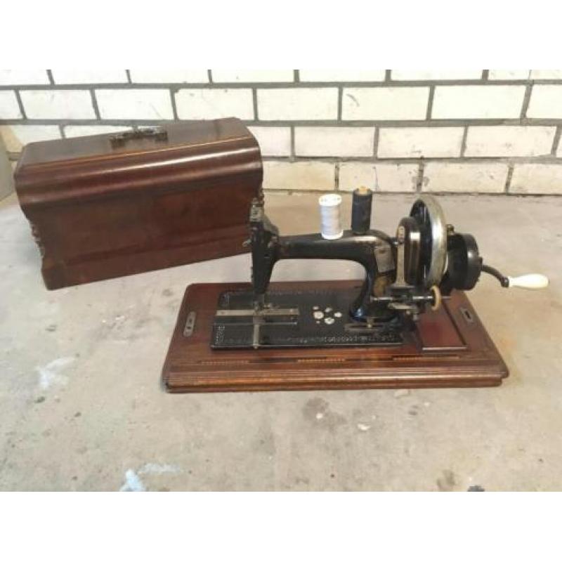 Antieke handnaaimachine