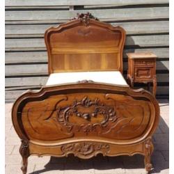 Antiek bed met nachtkastje