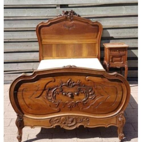 Antiek bed met nachtkastje