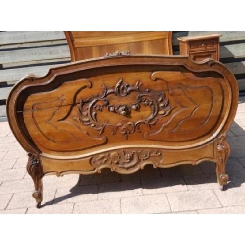 Antiek bed met nachtkastje