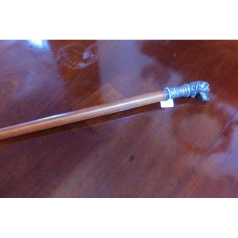Antieke wandelstok met bronzen handvat .