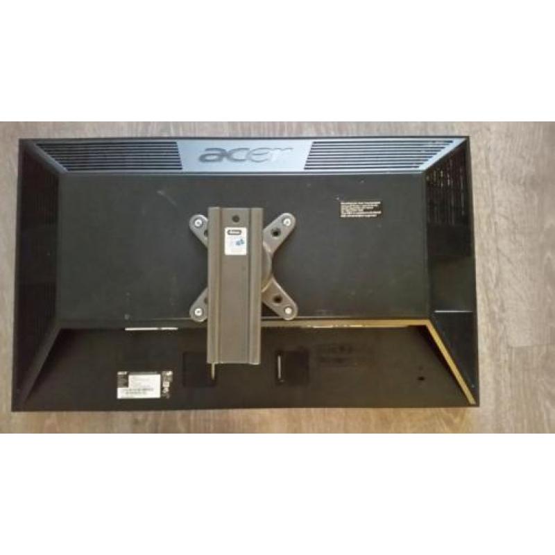 2 Computerschermen 24 inch, incl. muurbeugels
