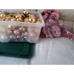 Kerstballen in 1 koop 12.50 goud en roze