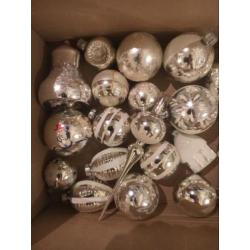 Oude Kerstballen met piek