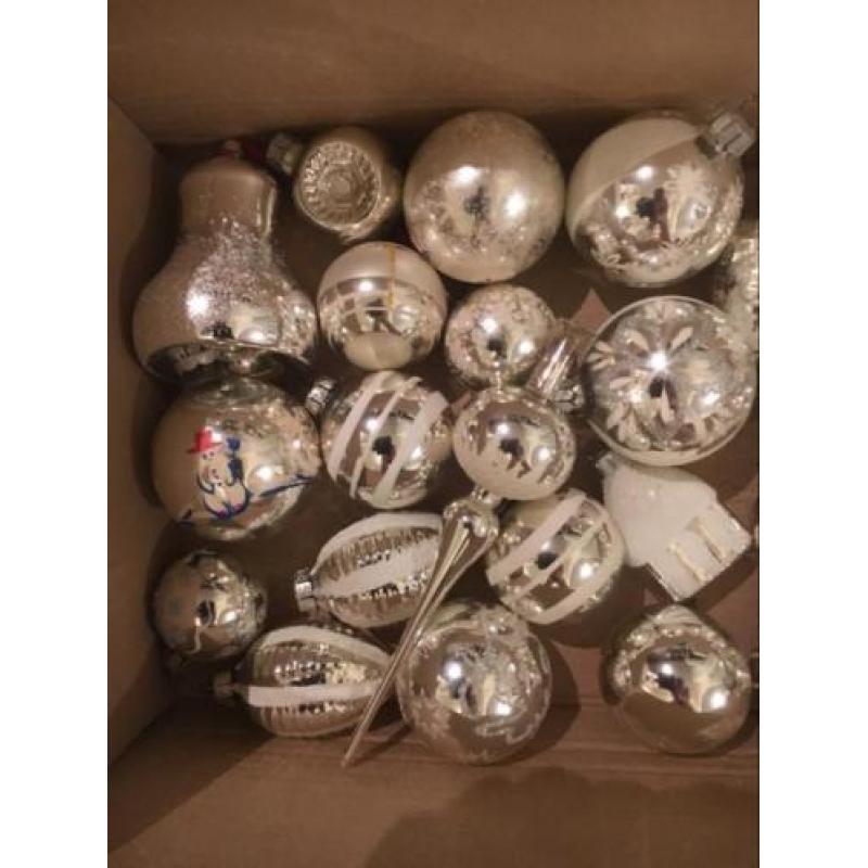 Oude Kerstballen met piek