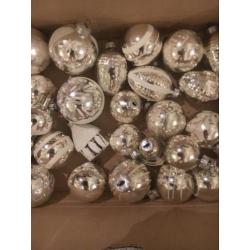 Oude Kerstballen met piek