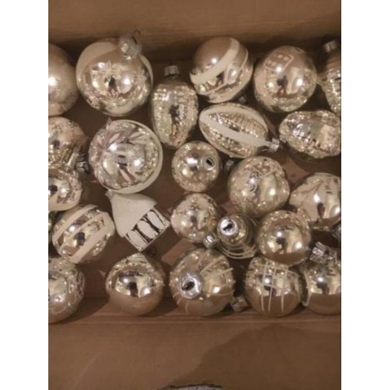 Oude Kerstballen met piek