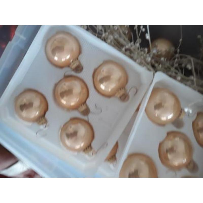Champagne kleurige kerstballen met assecoires