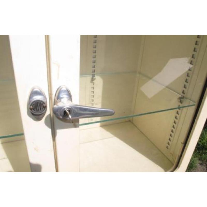 Oude metalen vintage dokters vitrine, apothekerskast