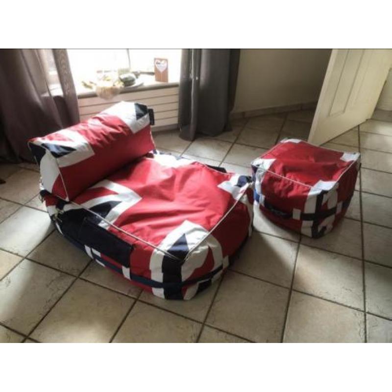 Zitzak en hocker met Engelse vlag