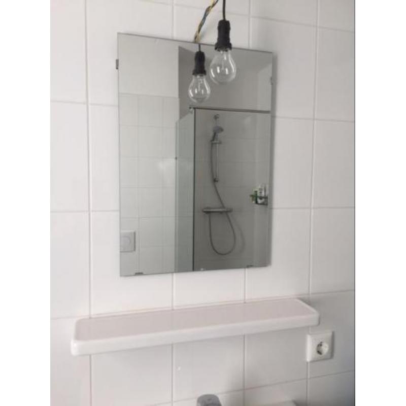 Wastafel met plank en spiegel