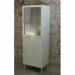 Oude metalen vintage dokters vitrine, apothekerskast