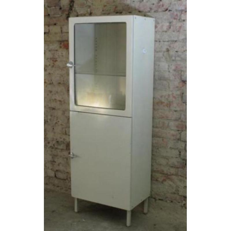 Oude metalen vintage dokters vitrine, apothekerskast