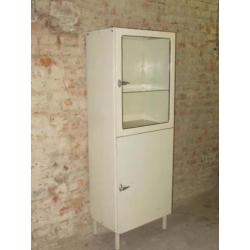 Oude metalen vintage dokters vitrine, apothekerskast