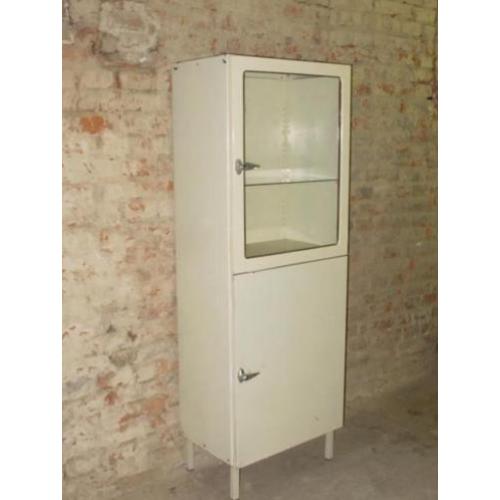Oude metalen vintage dokters vitrine, apothekerskast