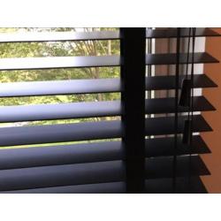 Zwarte houten jaloezieën