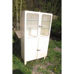 Oude metalen vintage dokters vitrine, apothekerskast