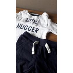 Setje blauwe broek en shirt met little hugger maat 50