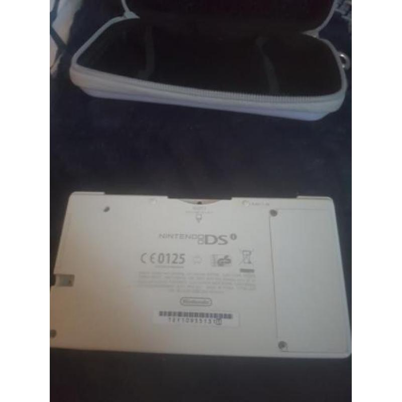 Witte Nintendo ds met camera en lila beschermhoesje.