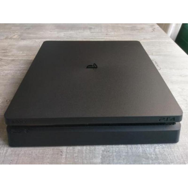 PS4 Slim 1TB met 2 controllers, 3 games en extra accessoirs