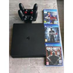 PS4 Slim 1TB met 2 controllers, 3 games en extra accessoirs