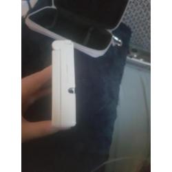 Witte Nintendo ds met camera en lila beschermhoesje.