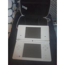 Witte Nintendo ds met camera en lila beschermhoesje.