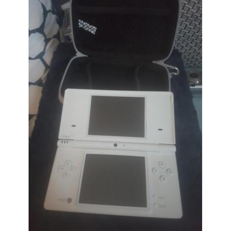 Witte Nintendo ds met camera en lila beschermhoesje.